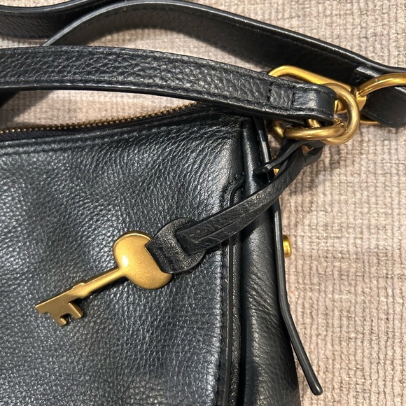 Fossil Black Leather Shoulder Bag with Gold Key Accent (A0011) - Picture 3 of 13